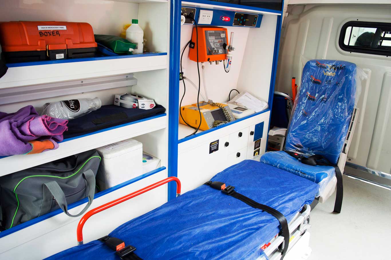 Interior de una ambulancia de ADN San Luis, con camilla y equipamiento médico