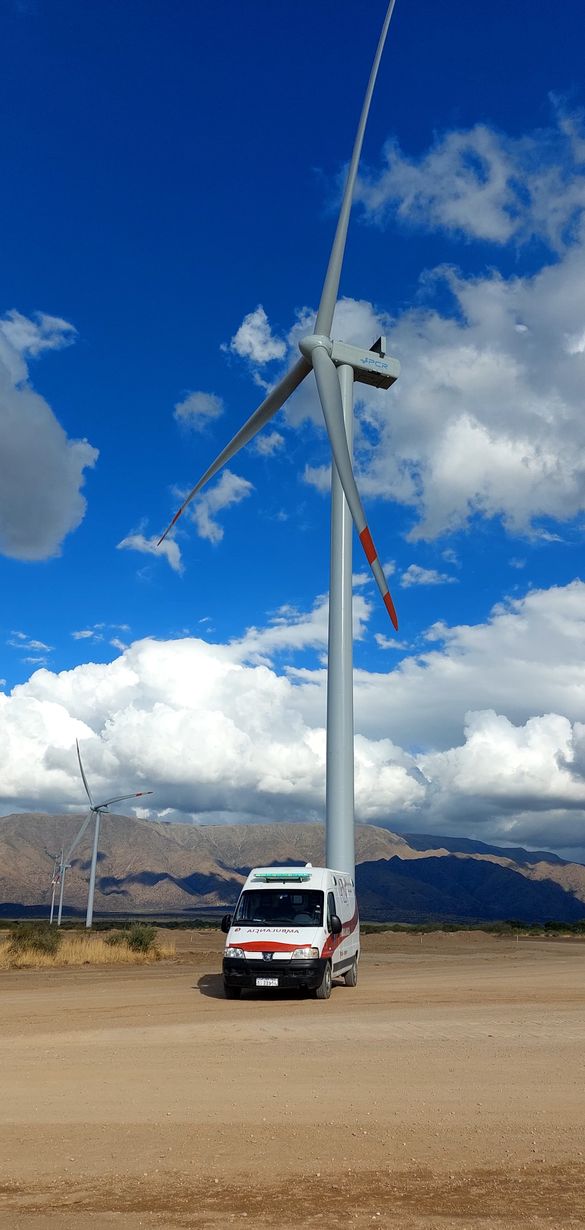 Ambulancia de ADN al pie de un aerogenerador en un parque eólico