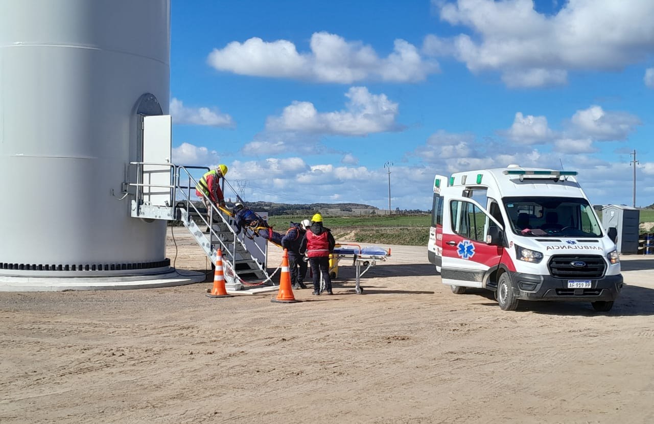 Simulacro de rescate en la base de un aerogenerador, con ambulancia de ADN